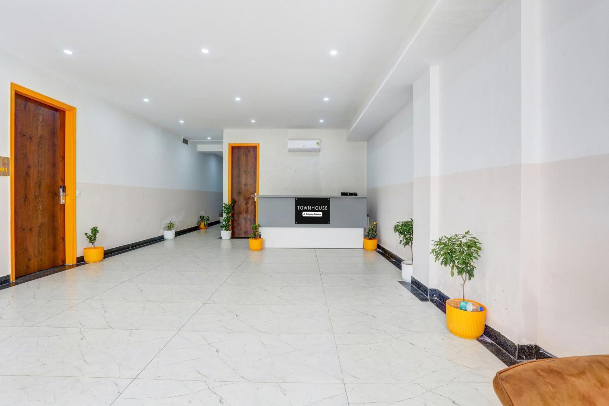 Super Townhouse Sector 69 Gurgaon Hotel Exterior photo