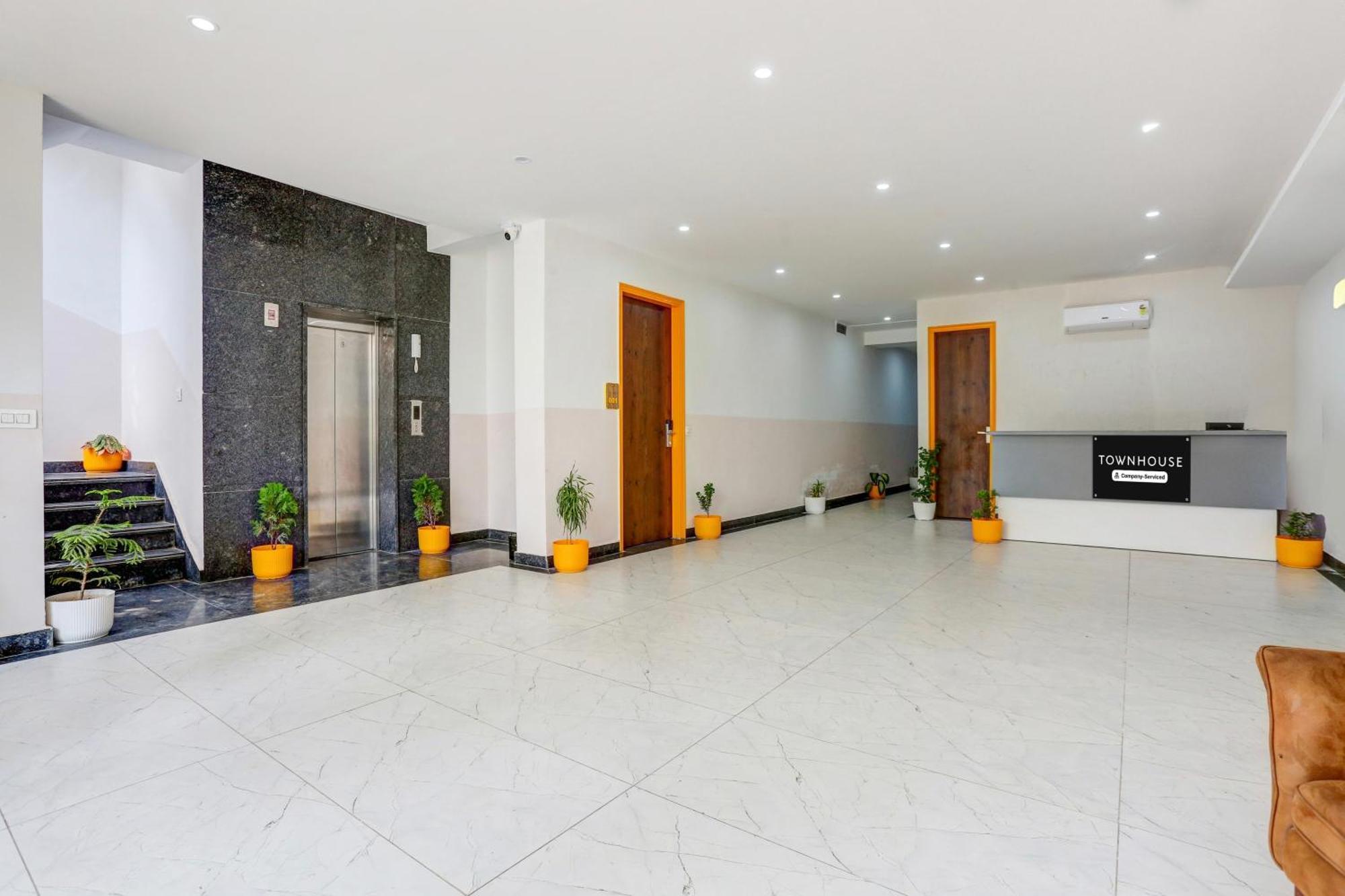 Super Townhouse Sector 69 Gurgaon Hotel Exterior photo
