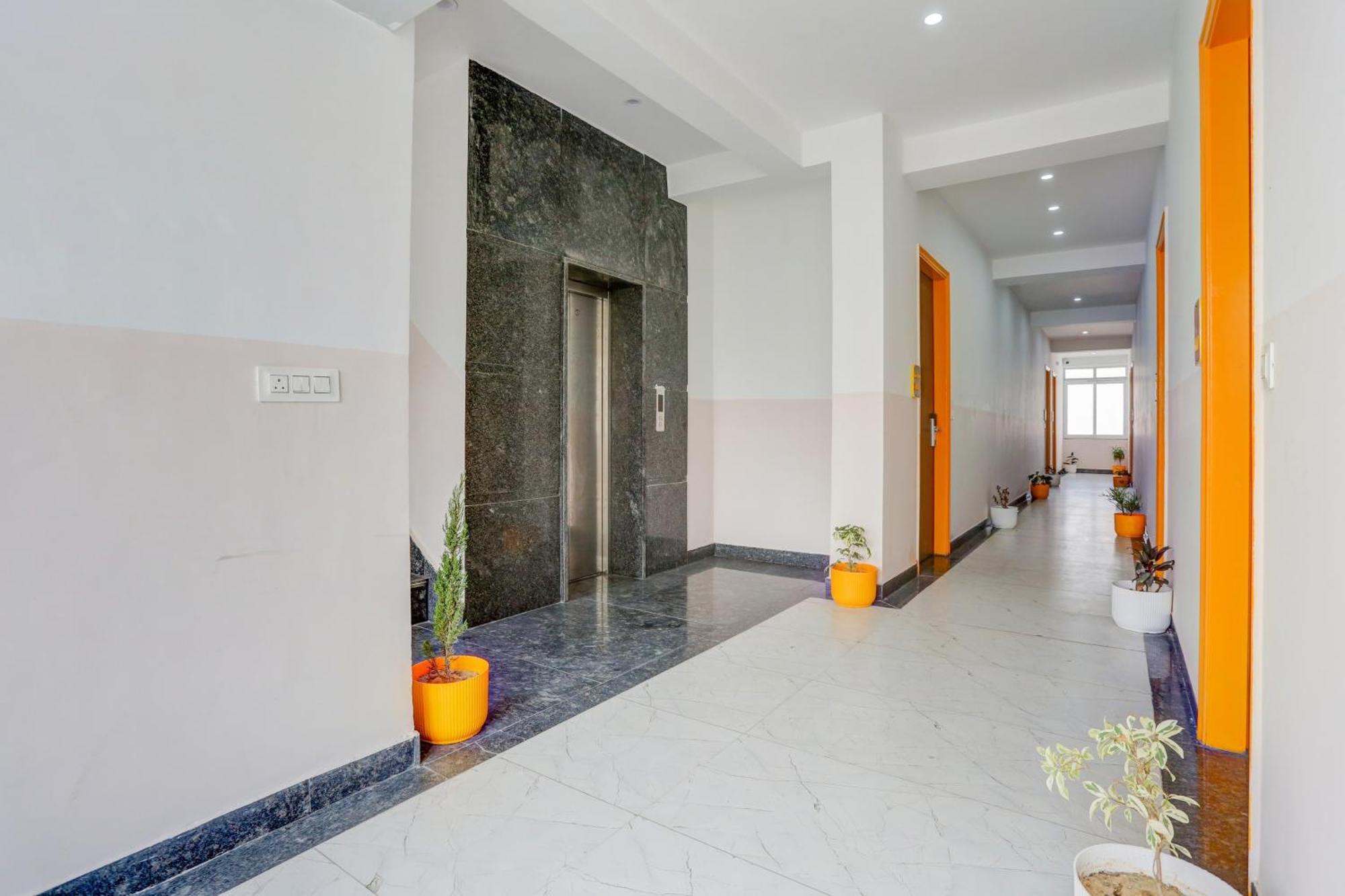 Super Townhouse Sector 69 Gurgaon Hotel Exterior photo