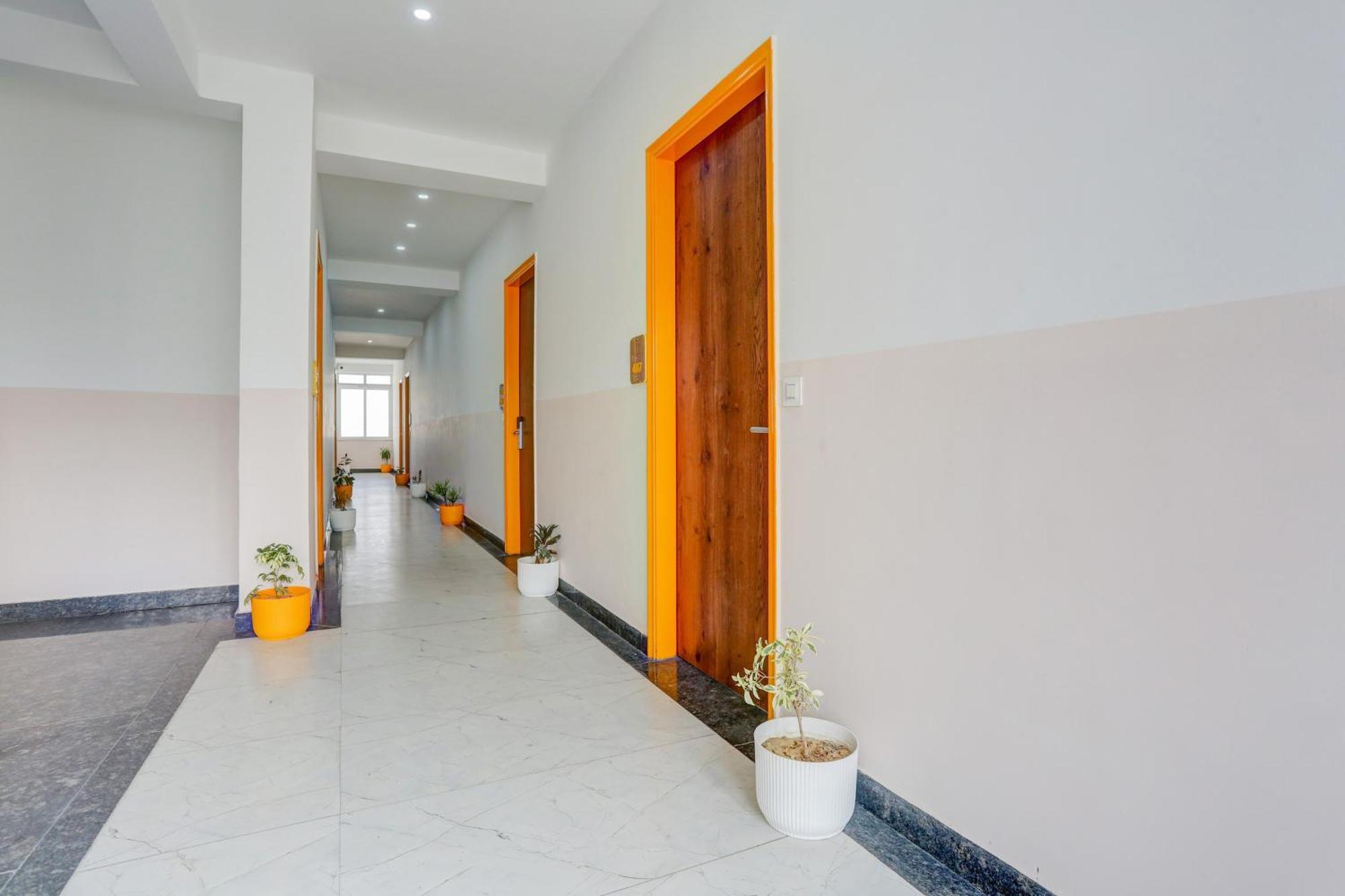 Super Townhouse Sector 69 Gurgaon Hotel Exterior photo